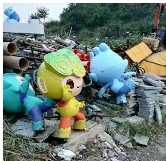 杭州亚运会开完了，当初一万多一个的玻璃钢吉祥物被扔进了垃圾堆