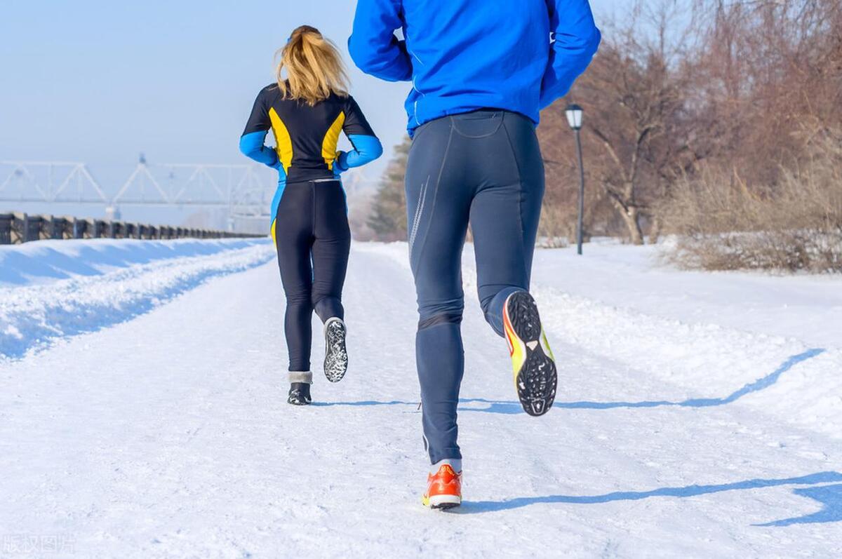 冬季跑步到底穿什么？把握3个原则，既保暖又轻便(1)