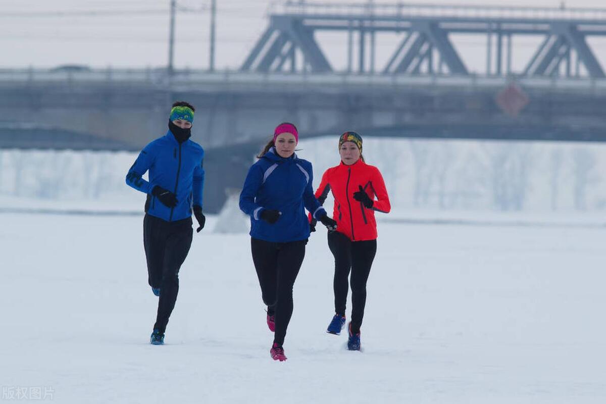 冬季跑步到底穿什么？把握3个原则，既保暖又轻便(3)