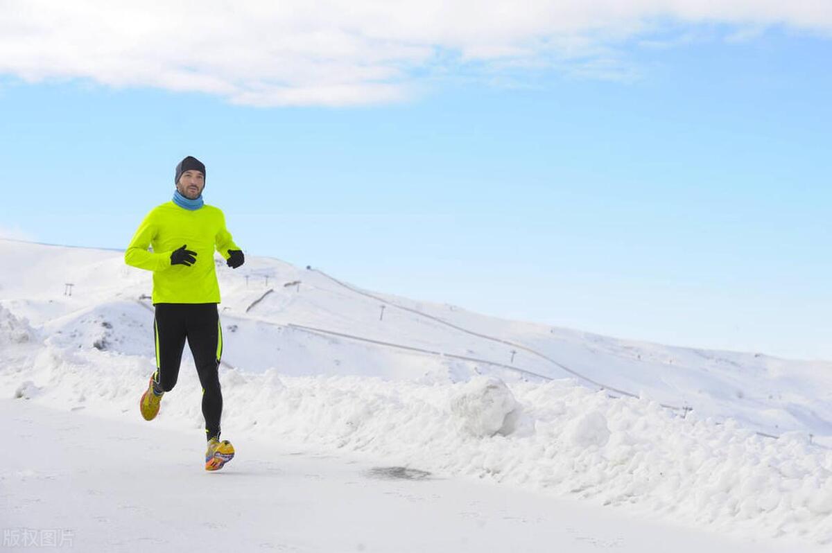 冬季跑步到底穿什么？把握3个原则，既保暖又轻便(4)