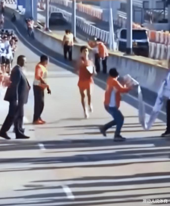 中国体育奇葩一幕 中国冠军冲线横幅被收起 亚军日本选手成功撞线(2)
