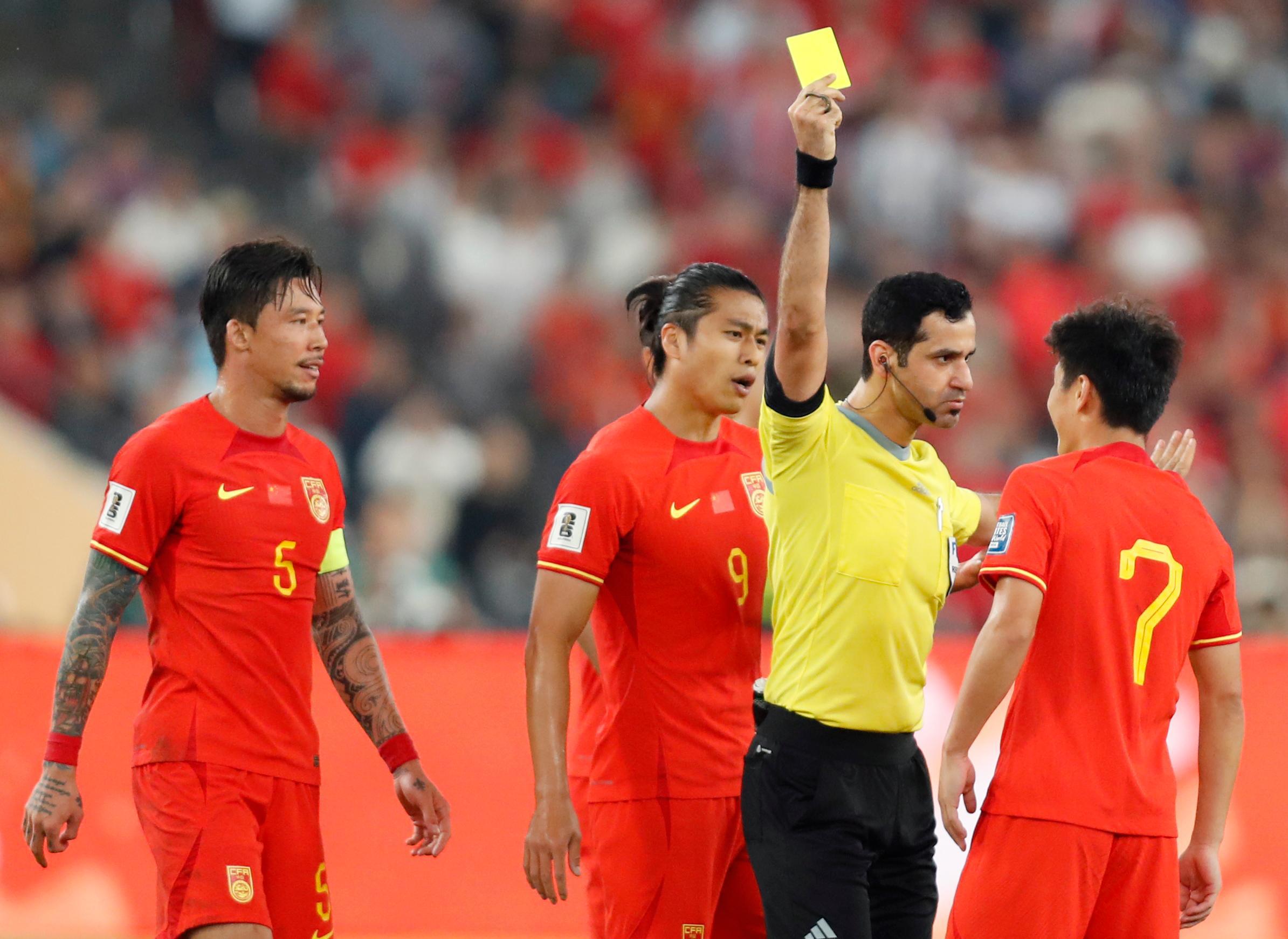 韩国球员被戴伟浚闷倒，武磊吃黄牌，西亚裁判判罚引发争议！