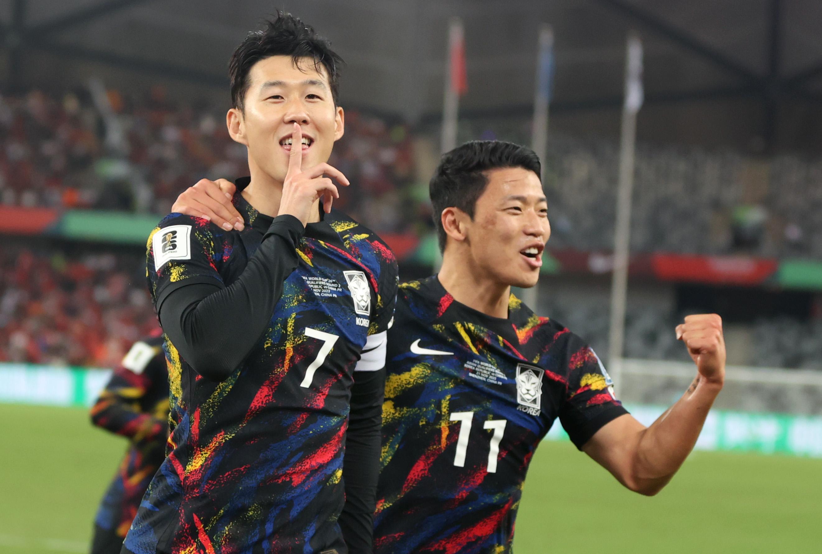 韩国球员被戴伟浚闷倒，武磊吃黄牌，西亚裁判判罚引发争议！(2)