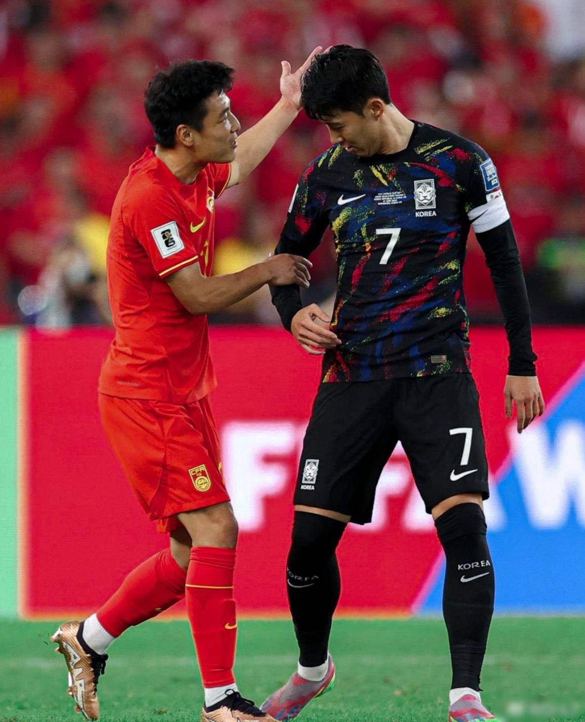 韩国球员被戴伟浚闷倒，武磊吃黄牌，西亚裁判判罚引发争议！(3)
