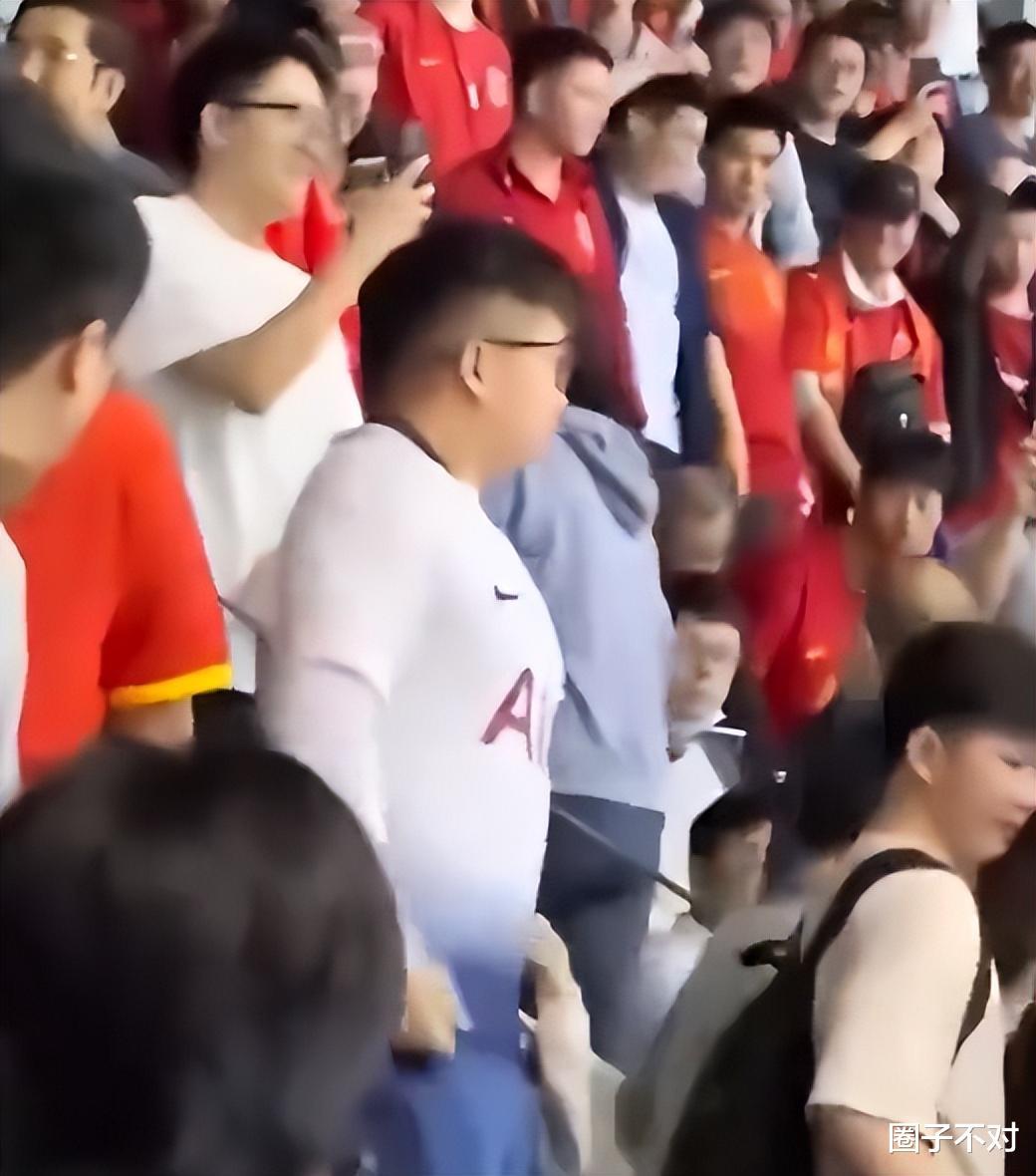 这个眼镜小哥火了！侮辱中国队球迷，遭群攻，知情人爆料其身份(2)