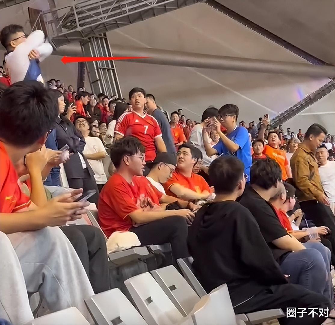 这个眼镜小哥火了！侮辱中国队球迷，遭群攻，知情人爆料其身份(3)