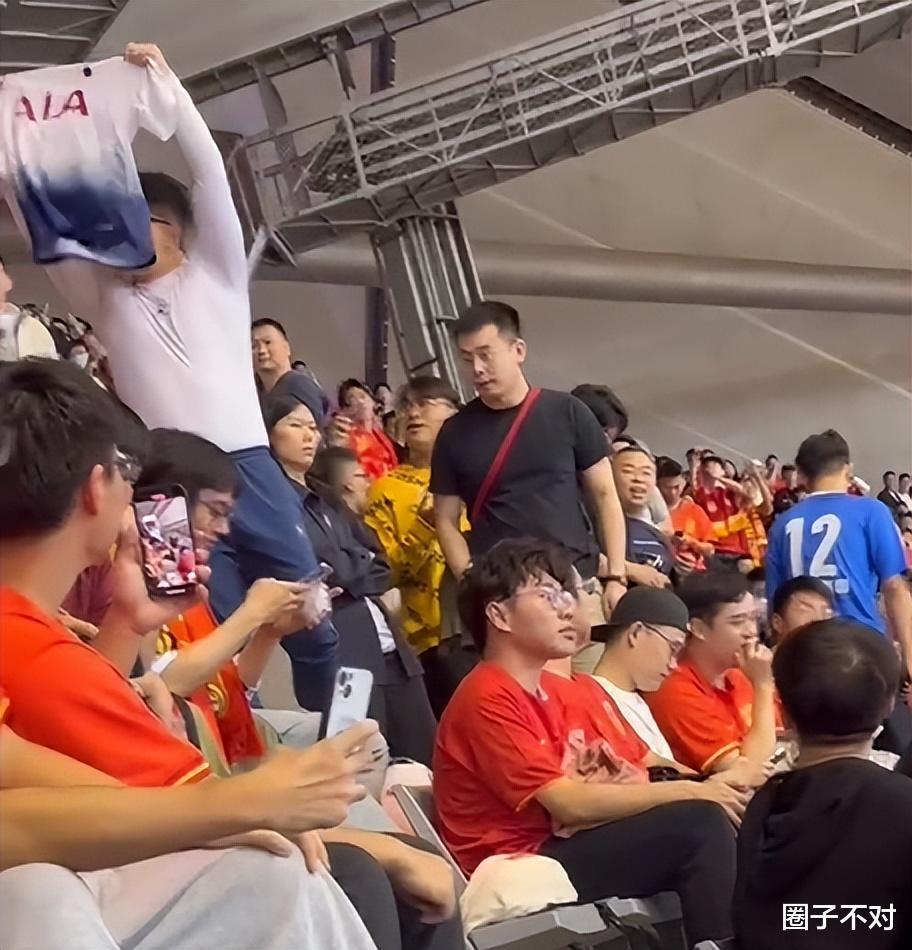 这个眼镜小哥火了！侮辱中国队球迷，遭群攻，知情人爆料其身份(5)
