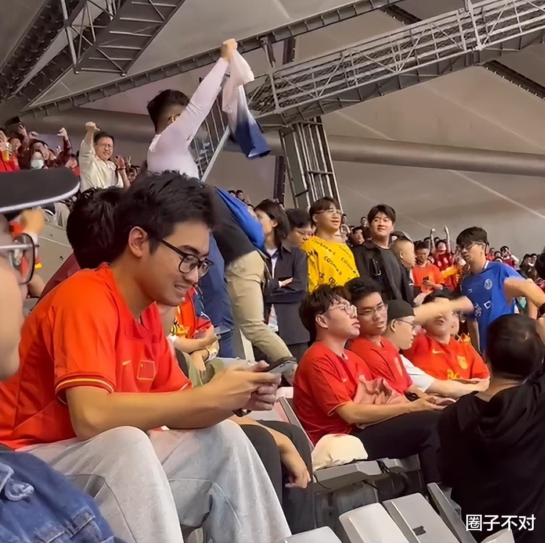 这个眼镜小哥火了！侮辱中国队球迷，遭群攻，知情人爆料其身份(6)