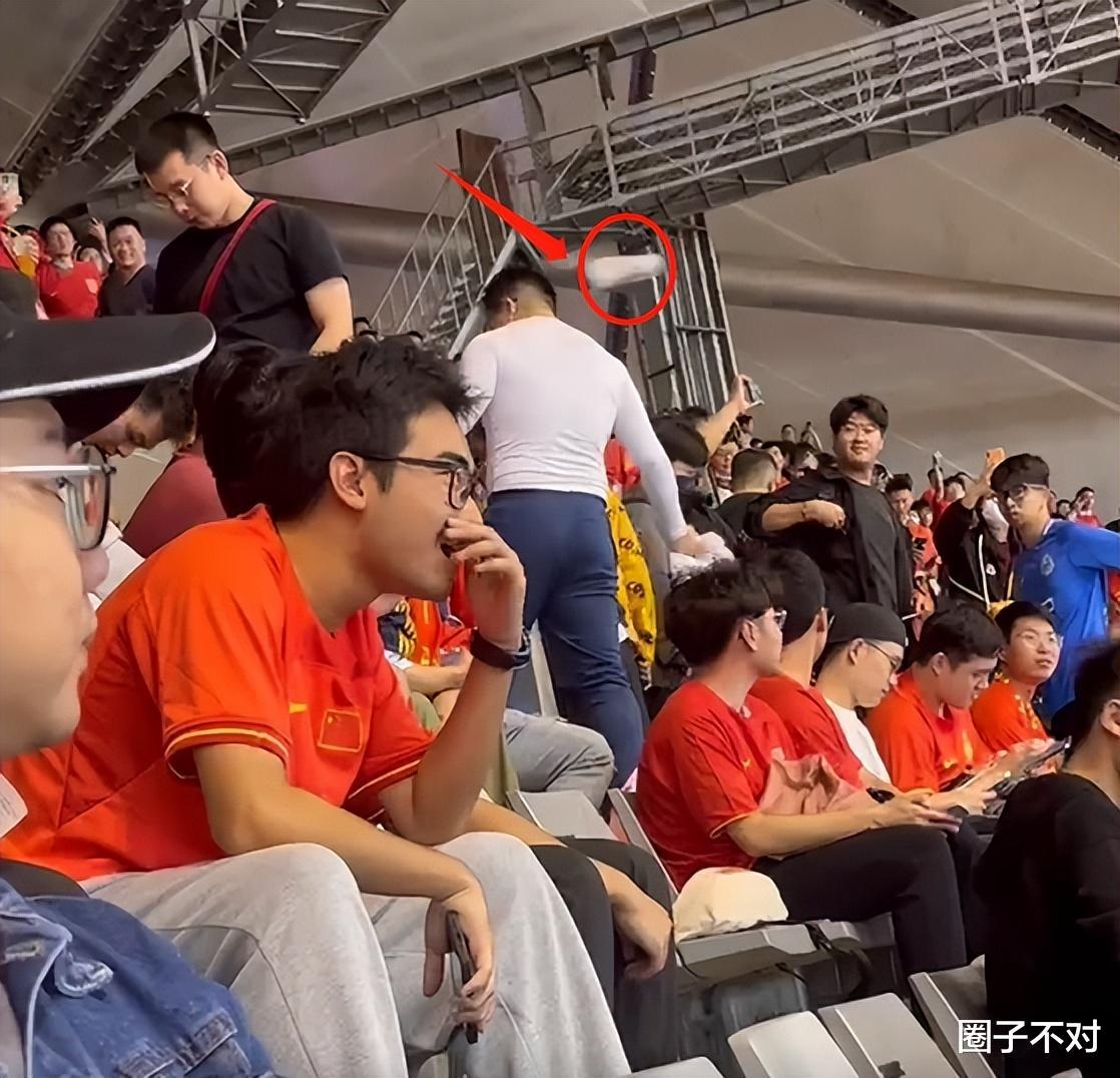 这个眼镜小哥火了！侮辱中国队球迷，遭群攻，知情人爆料其身份(9)