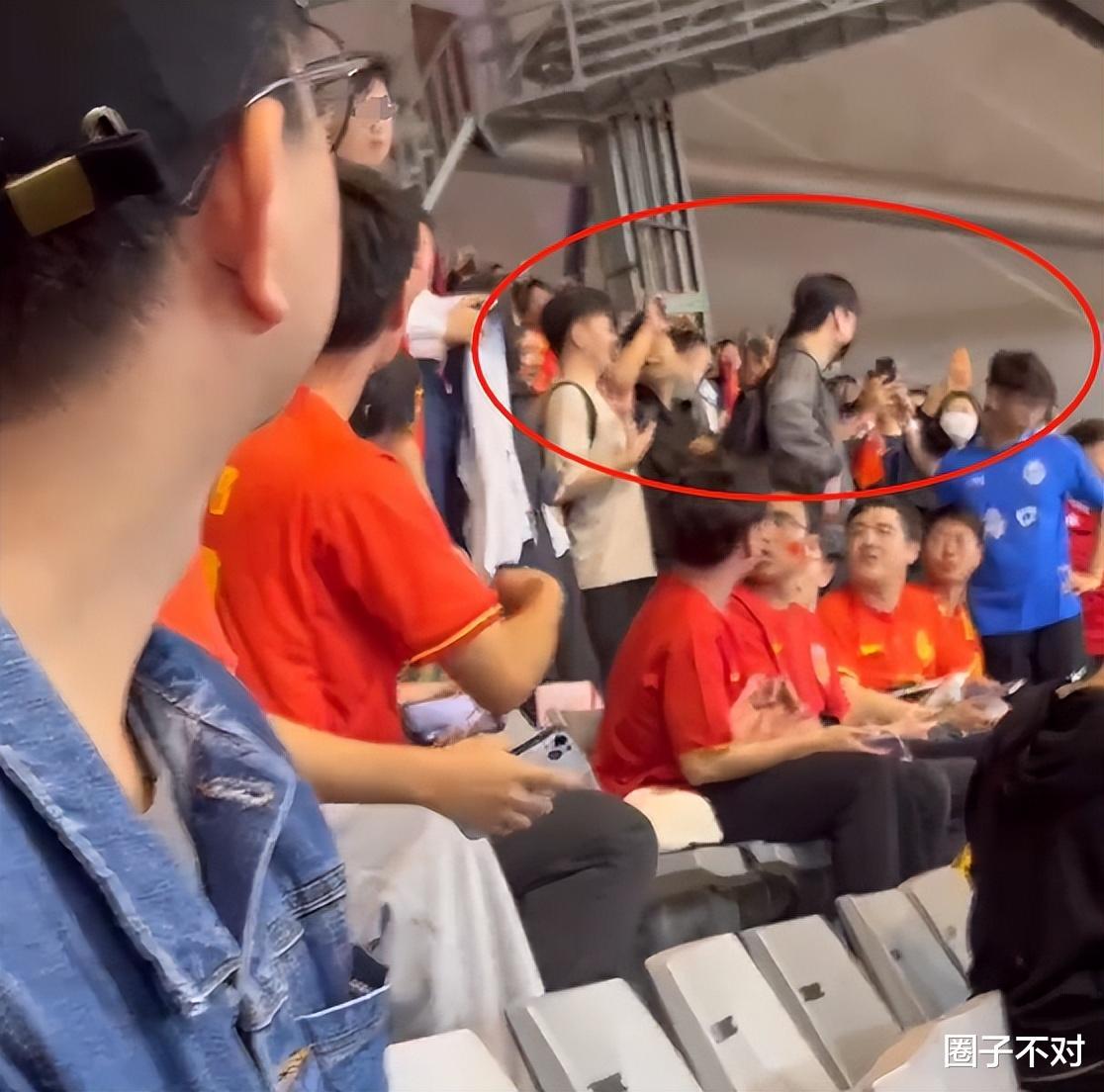 这个眼镜小哥火了！侮辱中国队球迷，遭群攻，知情人爆料其身份(11)