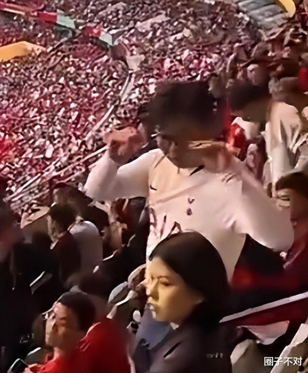 这个眼镜小哥火了！侮辱中国队球迷，遭群攻，知情人爆料其身份(13)