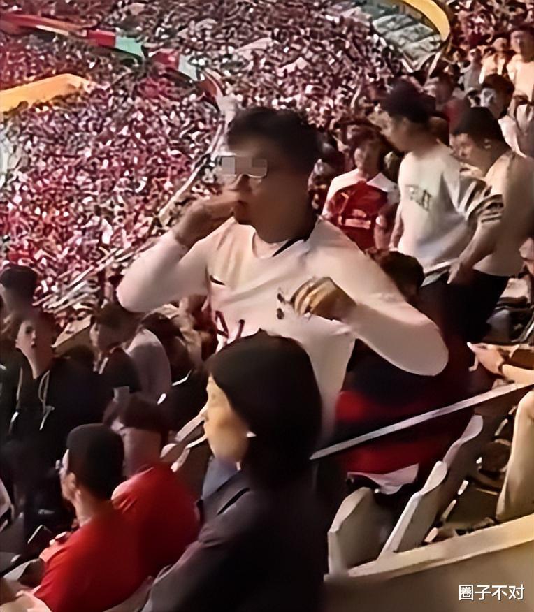 这个眼镜小哥火了！侮辱中国队球迷，遭群攻，知情人爆料其身份(14)