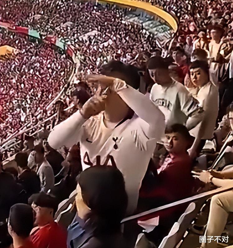 这个眼镜小哥火了！侮辱中国队球迷，遭群攻，知情人爆料其身份(15)