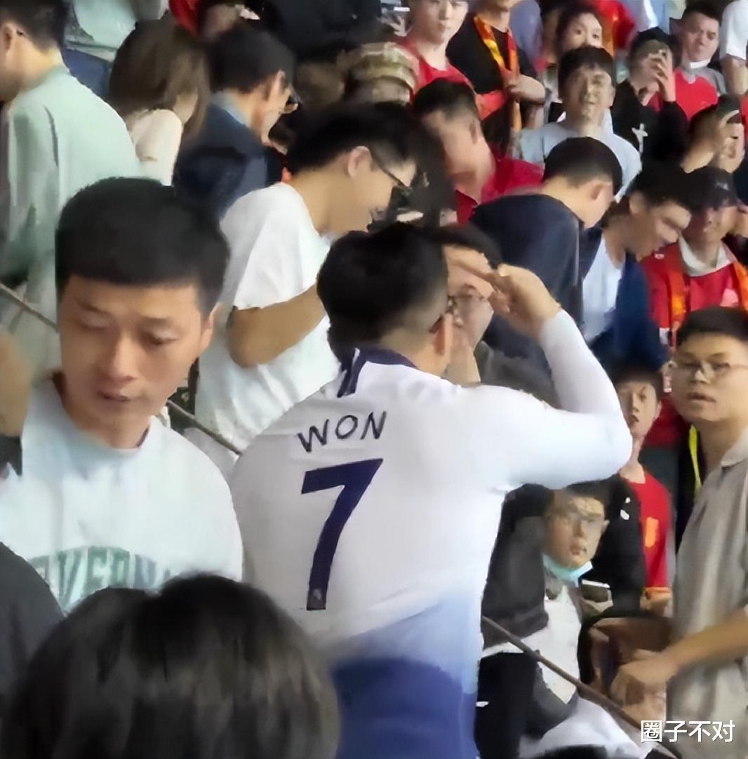 这个眼镜小哥火了！侮辱中国队球迷，遭群攻，知情人爆料其身份(16)