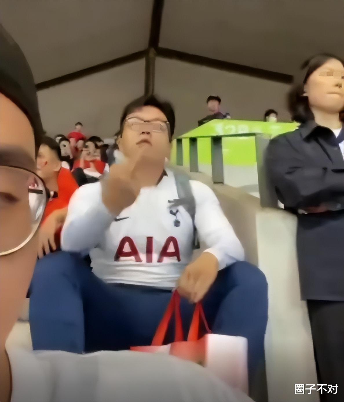 这个眼镜小哥火了！侮辱中国队球迷，遭群攻，知情人爆料其身份(18)