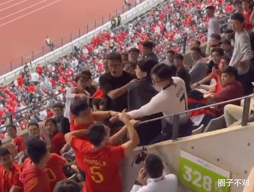 这个眼镜小哥火了！侮辱中国队球迷，遭群攻，知情人爆料其身份(21)