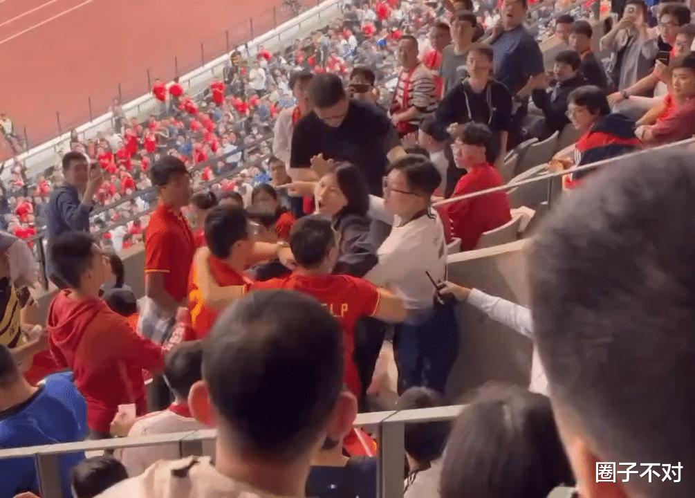 这个眼镜小哥火了！侮辱中国队球迷，遭群攻，知情人爆料其身份(23)