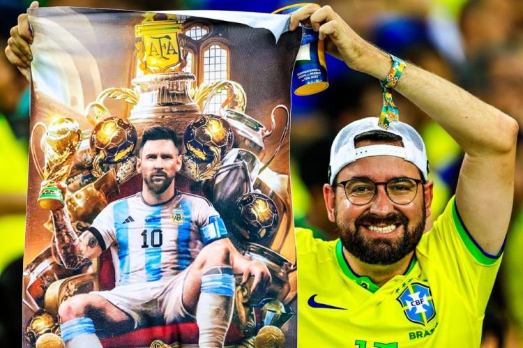 对Goat的爱不分国界！一名巴西球迷举起梅西海报