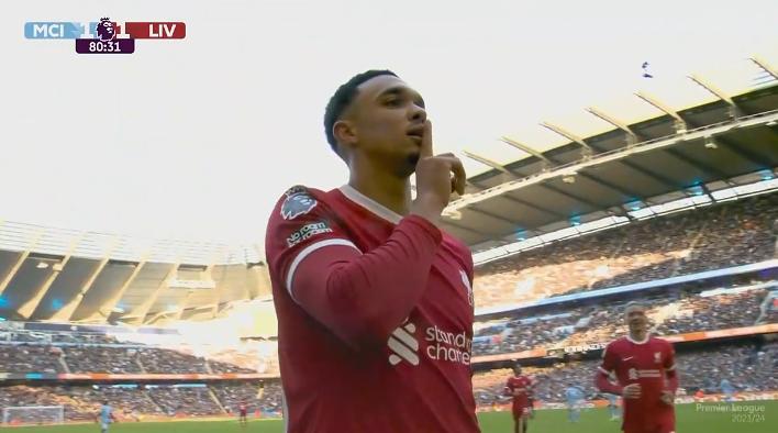 闭嘴！！阿诺德为利物浦客场扳平，向看台长时间做闭嘴手势庆祝