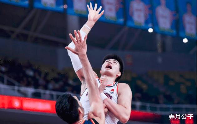 广州上限最高的内线！轰生涯新高胖揍老东家，球迷：你要毁了山西篮球？