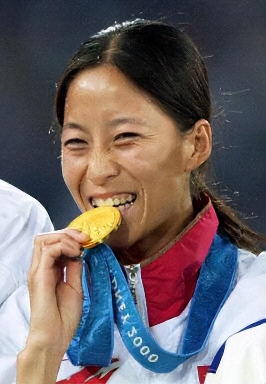 24年前，那个夺奥运金牌后，连国旗都找不到的王丽萍，现状如何？(30)