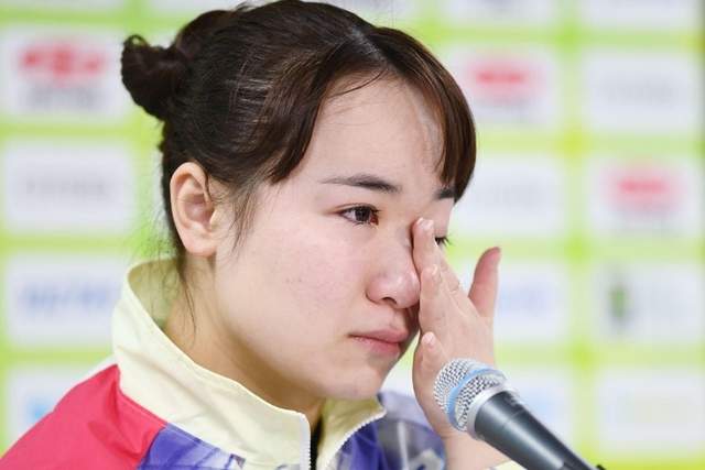 日本电视台采访伊藤美诚，错过巴黎奥运会单打，她泪流满面