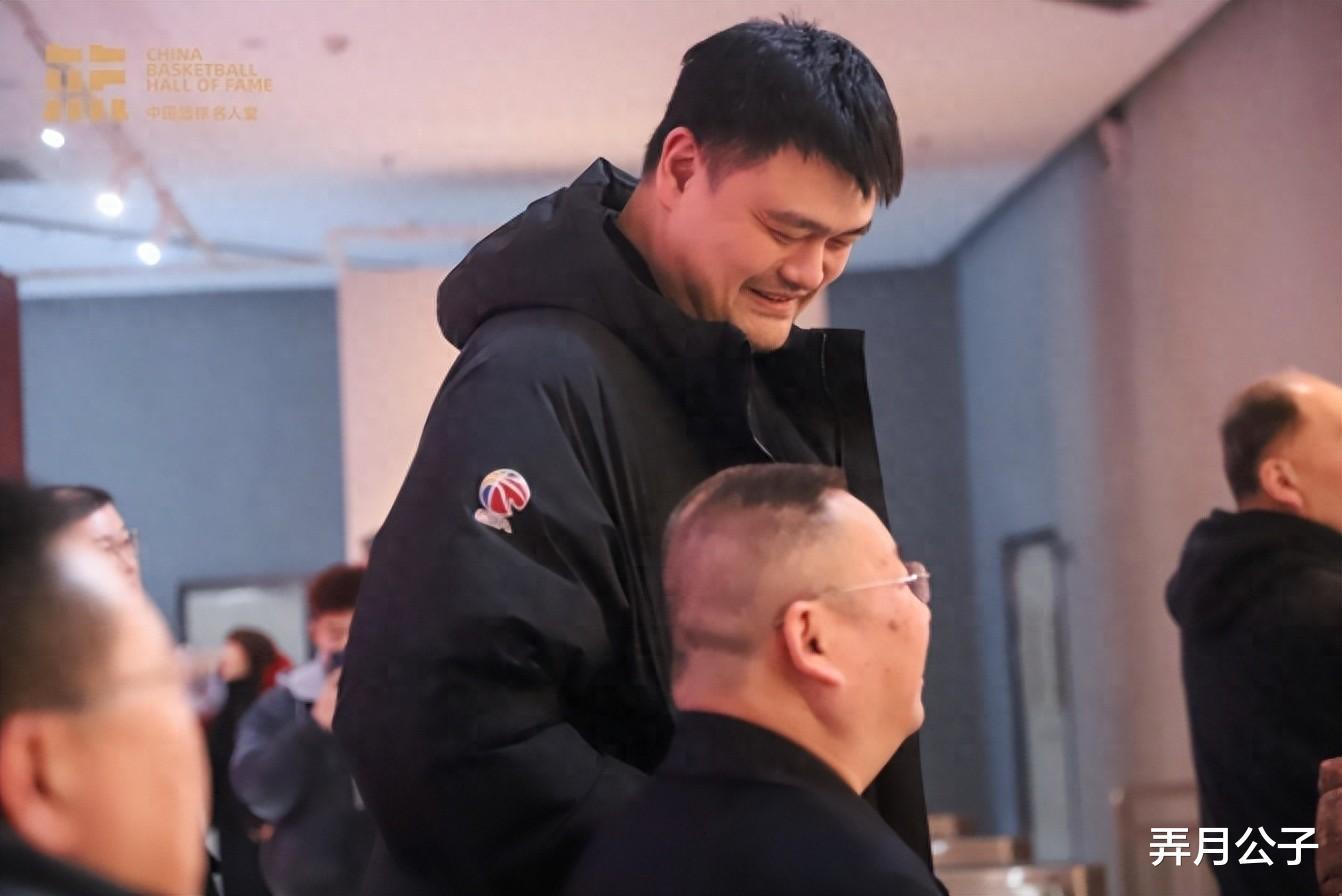 名宿张卫平委婉批评姚明和王芳，指出国家队聘请教练的一大错误