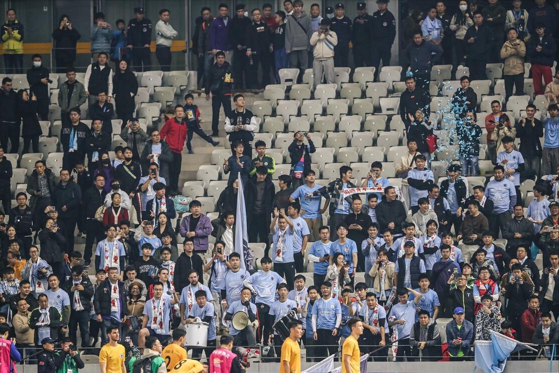 深圳新鹏城首次亮相主场，只能穿客场球衣，遭九牛球迷砸场子(5)