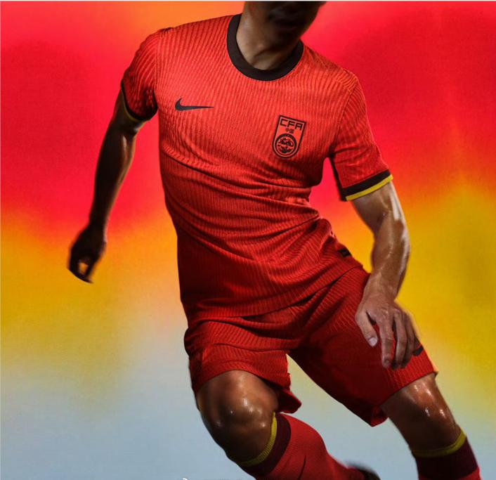 争议！国足新球衣被指“设计敷衍”，主场球衣像韩国，客场像德国