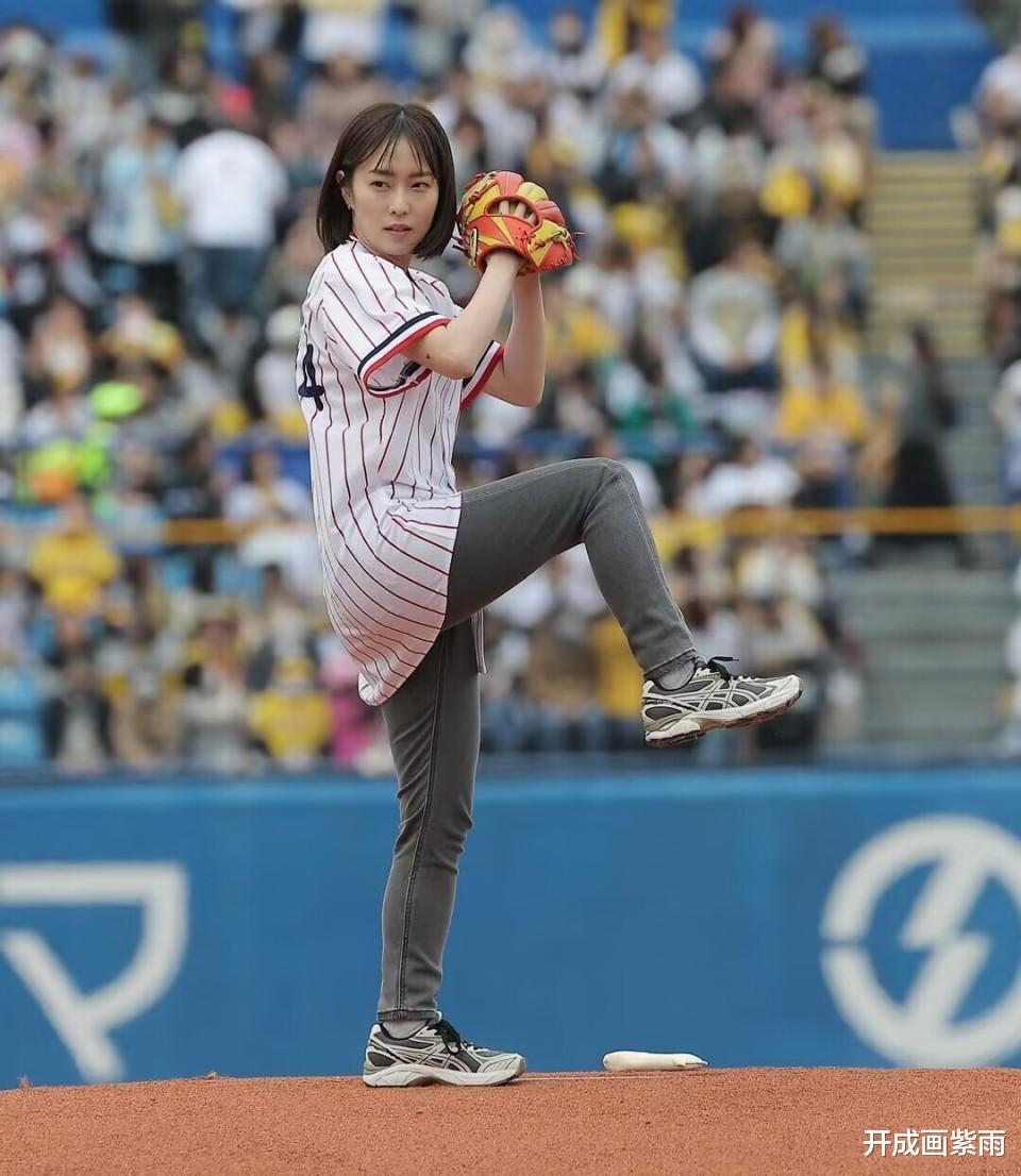 石川佳纯担任2024巴黎奥运会解说，还给棒球开球，宛如一轮月色(1)