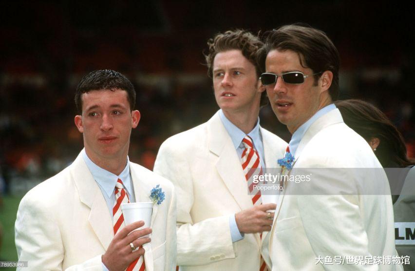 1996年足总杯决赛，利物浦美少年穿上了一套辣眼睛白西装(1)