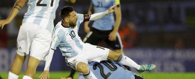 阿根廷队友不给力, 梅西出现错觉, 竟助攻苏亚雷斯……(1)
