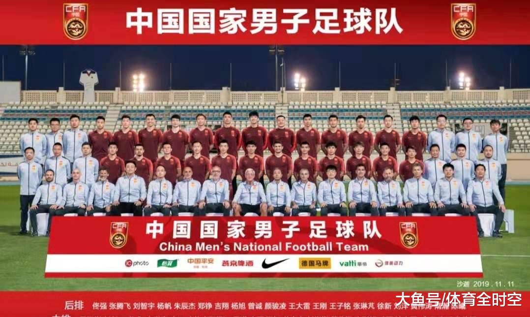 中国男足全家福，里皮C位着装成亮点，工作人员数量又遭球迷调侃！