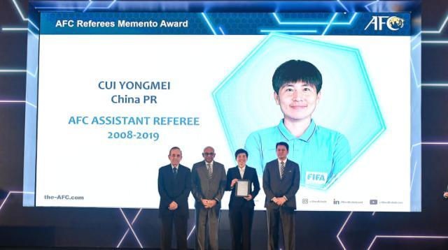 中国助理裁判崔咏梅、霍伟明获得亚足联裁判纪念奖(1)
