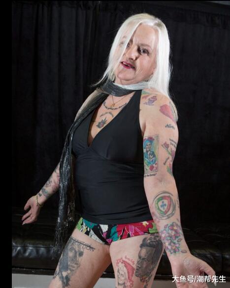 62岁老奶奶的另类时尚：三年纹38个穆里尼奥纹身，网友直呼太疯狂(8)