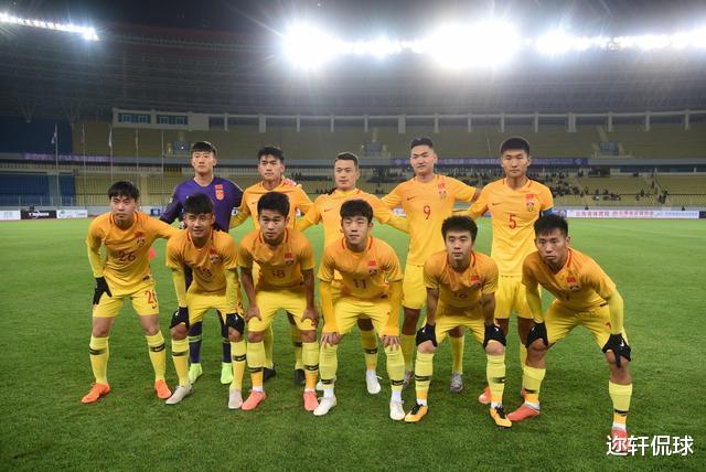 爆冷！中国U20男足2-1击败东欧豪门，对手输不起围攻裁判(1)