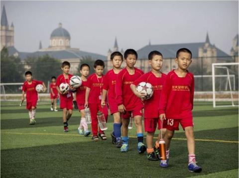中国足球难得的好消息，恒大西班牙足校U14、U16队闯入决赛(2)