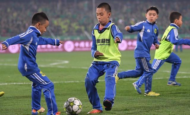 中国足球水平上不去的原因，培养小球员开销大，好苗子踢不起球(4)