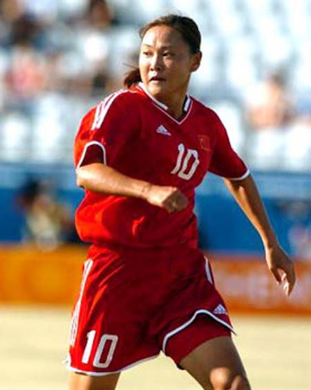她是中国女足史上最豪放球员！进球后脱衣庆祝，肌肉不输男足球员(2)