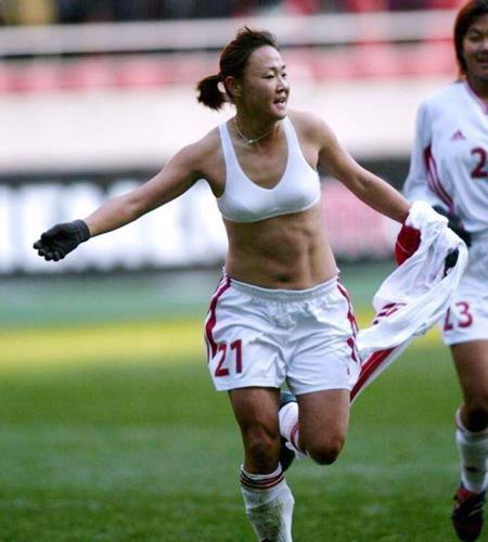 她是中国女足史上最豪放球员！进球后脱衣庆祝，肌肉不输男足球员(4)