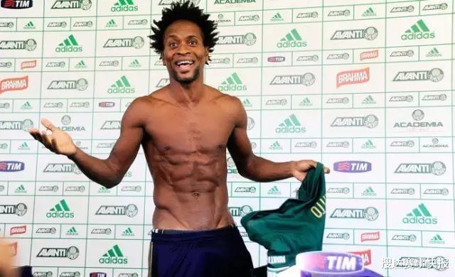 巴西国脚45岁还保持8块腹肌，多少球员看到他身材该羞惭(7)