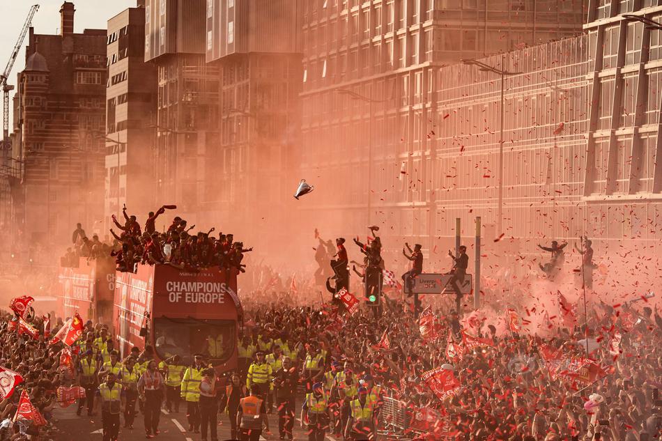 利物浦欧冠游行照获奖！75万拥趸上街庆祝，漫天华彩昭示红军复兴