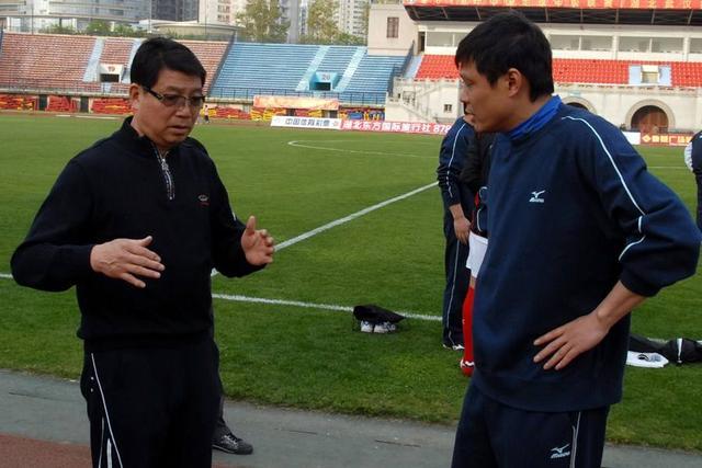 仅与徐根宝签约9个月，范志毅志在上海足协主席？恩师却并不看好(2)