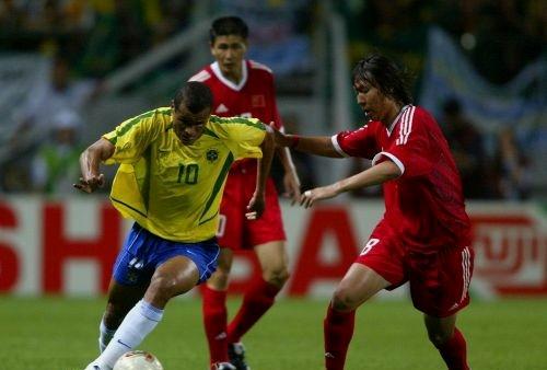 国足0-4巴西！郝海东接过卡洛斯递来的球衣，随手就扔在了地上