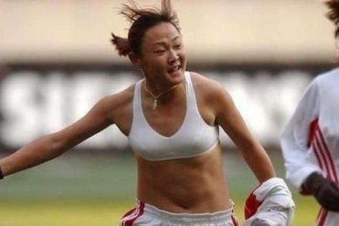 太不矜持！中国女足球员进球后脱衣庆祝，腹肌让男足羞愧不如
