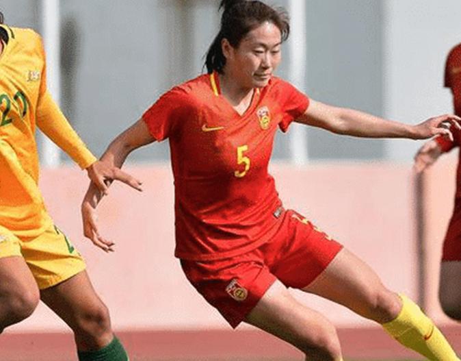 太不矜持！中国女足球员进球后脱衣庆祝，腹肌让男足羞愧不如(2)