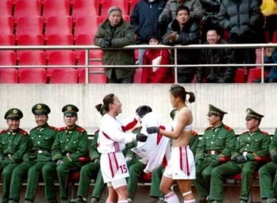 太不矜持！中国女足球员进球后脱衣庆祝，腹肌让男足羞愧不如(6)