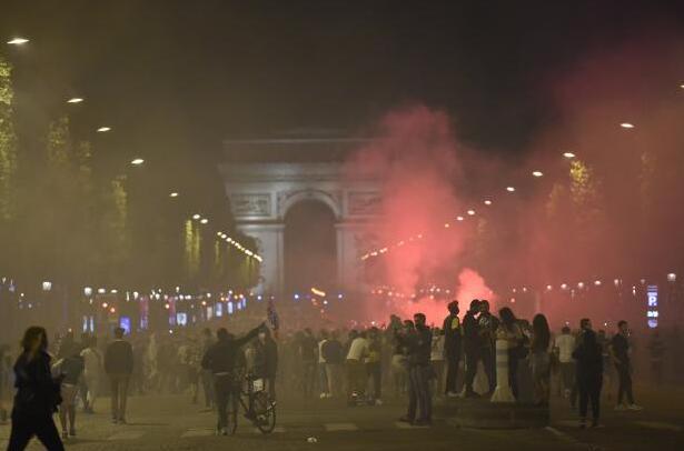 队报: 巴黎输球后香榭丽舍大街爆发骚乱, 警方用催泪弹驱散球迷(1)