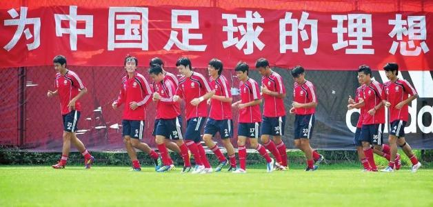 你认为沪媒评足协处罚六名国青球员应该给小将们个立功机会吗？(7)