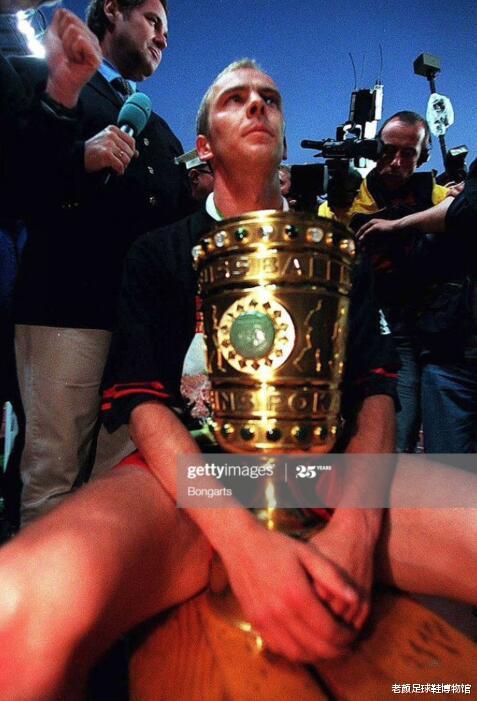 抽烟又喝酒，德国坏小子欧冠决赛破门拒绝拜仁终身合同，贝肯鲍尔说他脖子以下世界级(14)